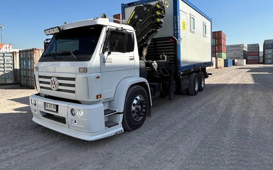 Camión de NCS Crane trasladando un módulo container en un patio portuario