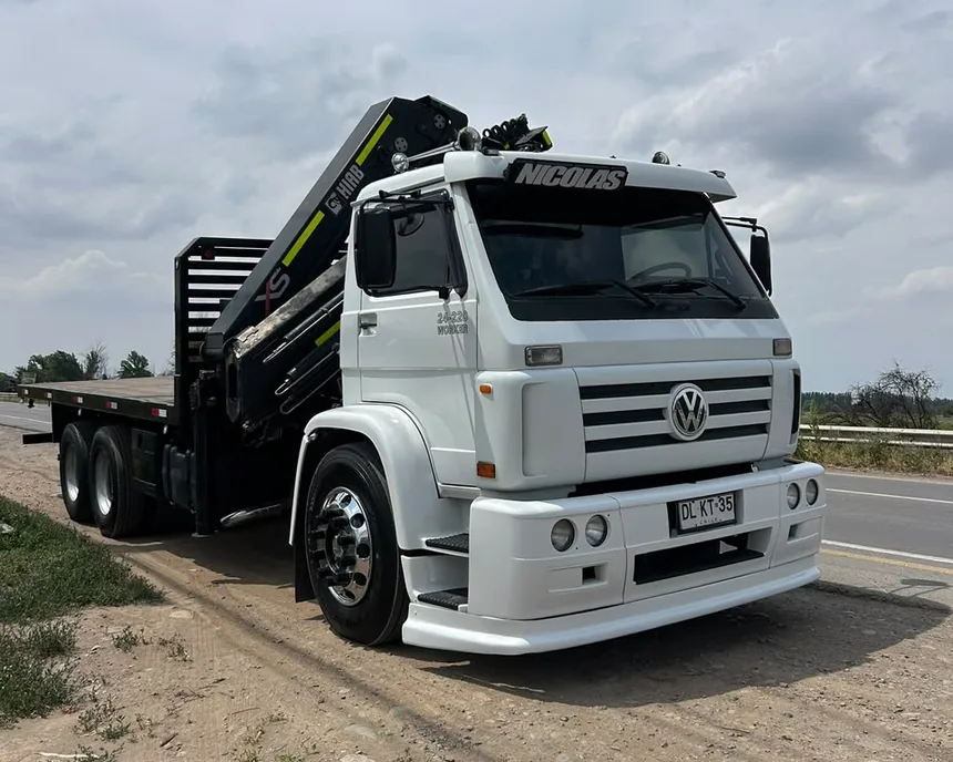 Camión grúa de NCS Crane con la pluma hidráulica plegada sobre la carrocería