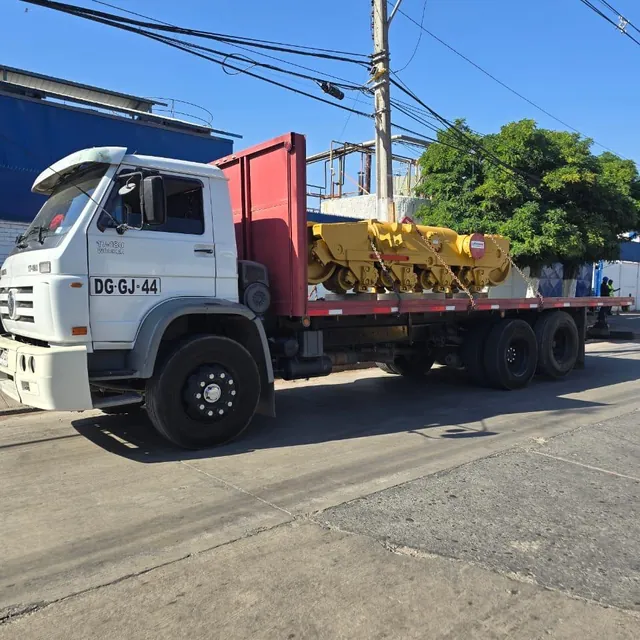 Traslado de maquinaria industrial sobre camión plano